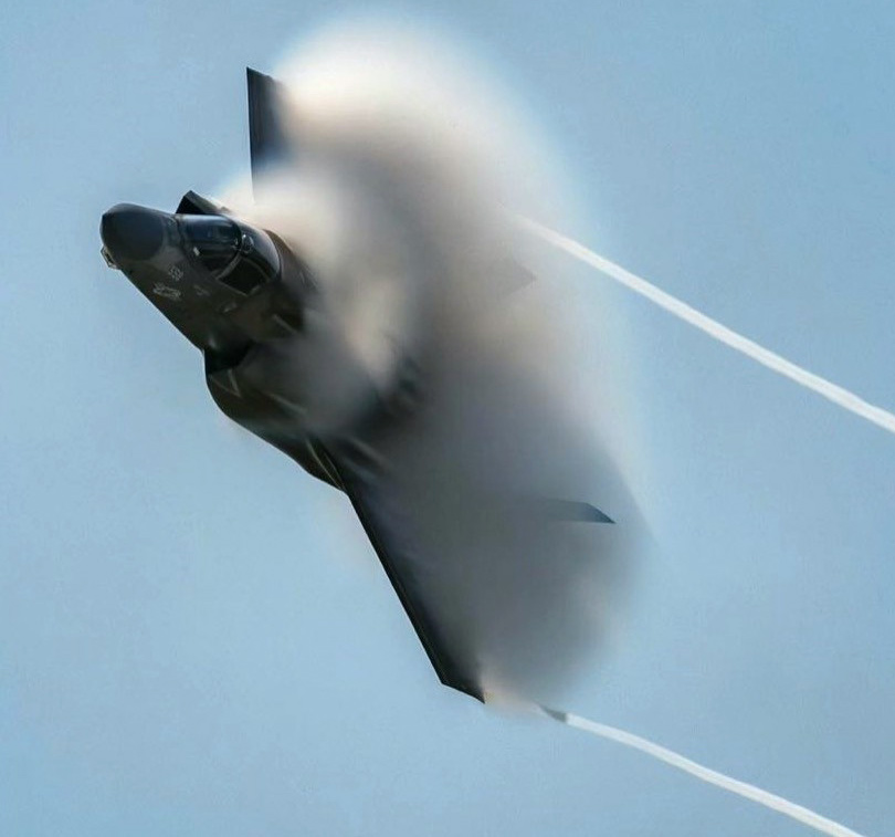 fighter jet flying fast.