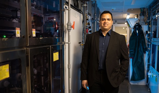 Paul prepares for his shift as a Metrology/Yield Process Engineer at the Advanced Packaging u-Line in Apopka, Fl. man prepares for his shift as a metrology/yield process engineer in lab