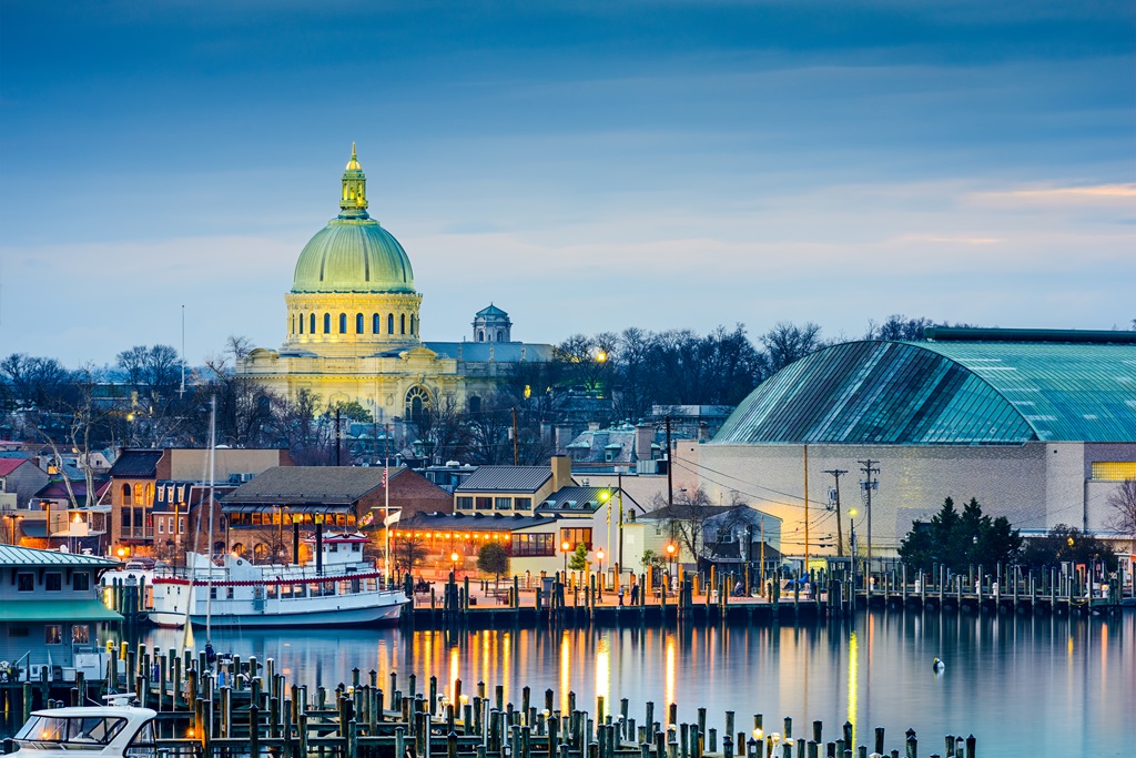 Annapolis, Maryland, USA town skyline at Chesapeake Bay with the United States Naval Academy Chapel dome.