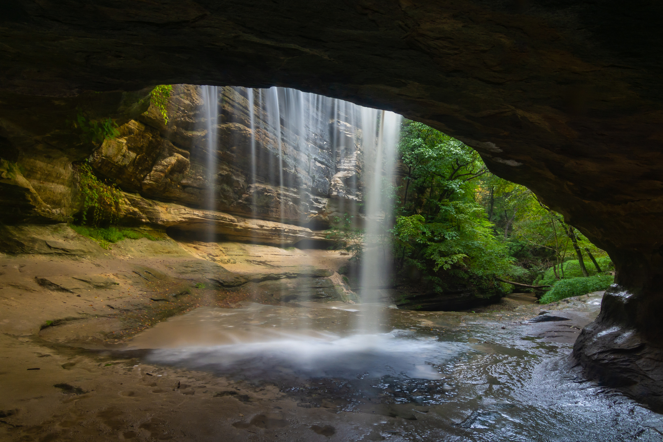 Waterfall in LaSalle Canyon on a Autumn morning. Starved Rock State Park, Illinois, USA