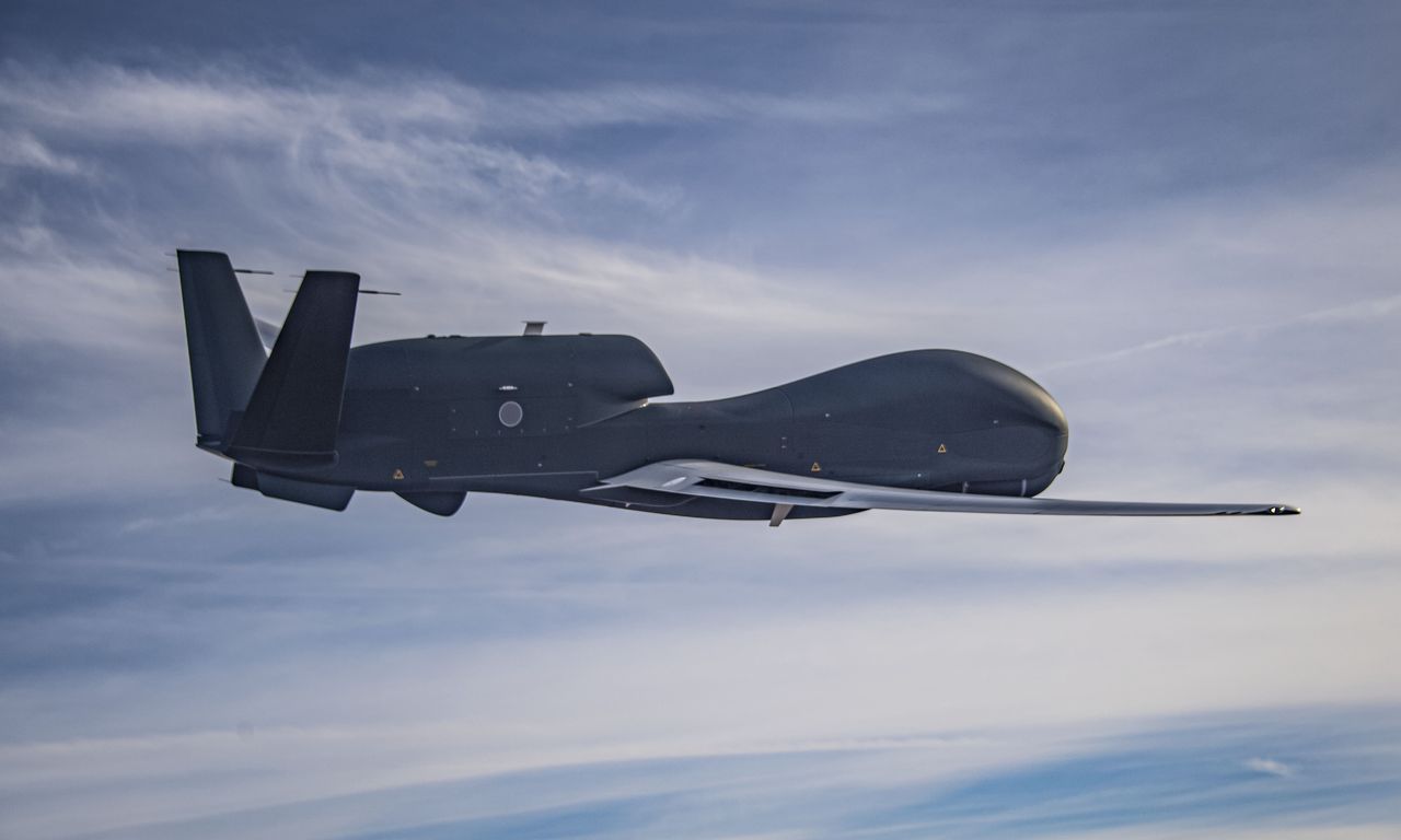 激レア RQ-4Bが飛行し機密扱いの特命ミッション時に機内に搭載されたフラッグ Northrop conducts maiden flight of Japan's RQ-4B Global Hawk UAV