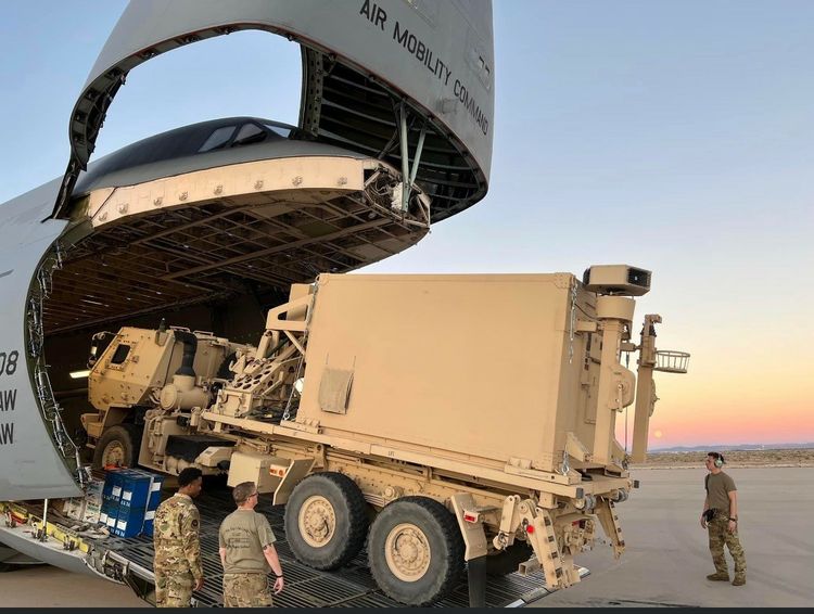 Amerykańscy wojskowi podczas ćwiczeń ładują do samolotu C-5 sprzęt systemu IBCS (Integrated Battle Command System) firmy Northrop Grumman. (Fot.: U.S. Army) Middle East